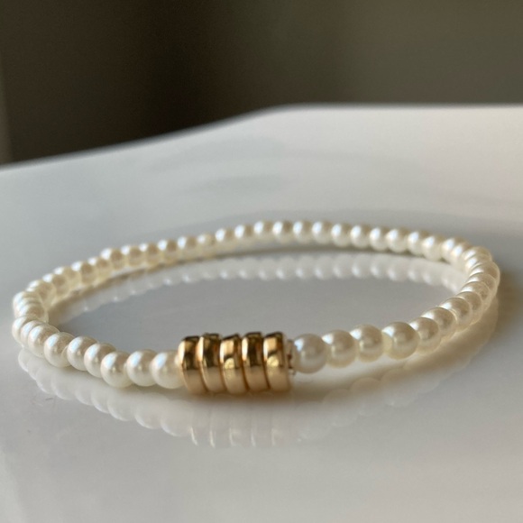 Minimalist Delicate Freshwater Pearl Bracelet with Gold Accents - Picture 1 of 9